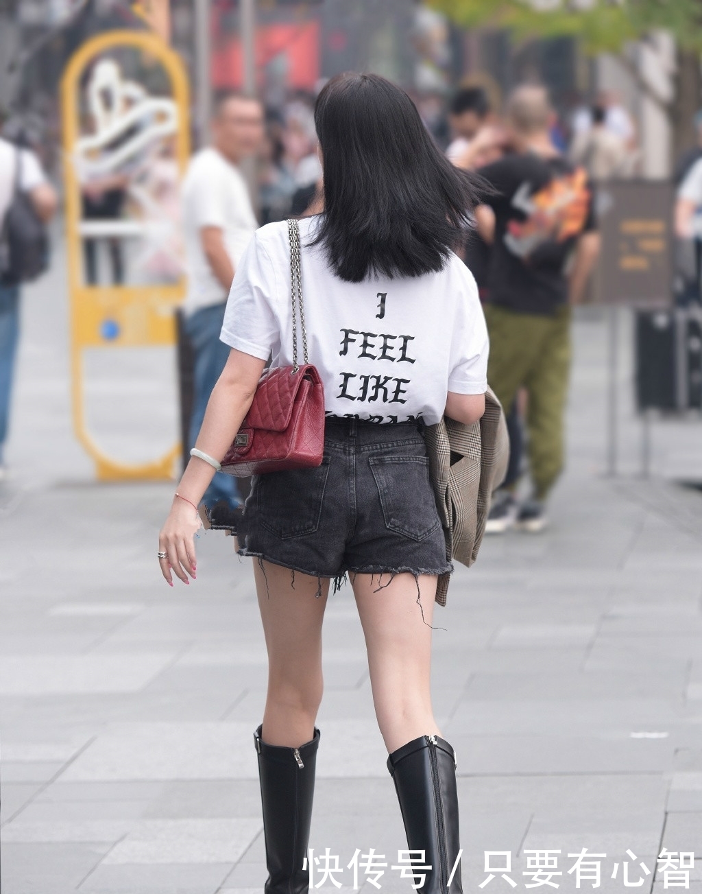 『个性』穿搭要不拘一格,时尚女生选择个性休闲装,帅气又耐看