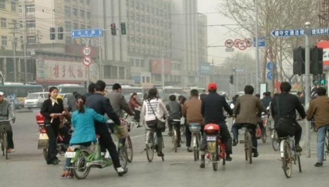  「电动车」电动车开始限行，老百姓出行怎么办？专家终于给出了