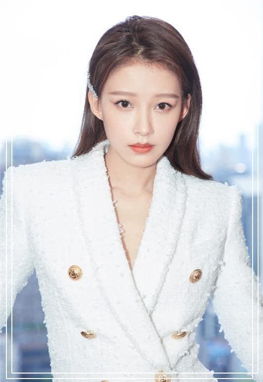 本以为穿短裤的谭松韵腿已经够细了，可是看到孙怡，我沉默了！