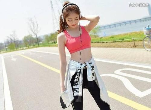 精心搭配的打底裤美女，秀出纤细又高挑的身材