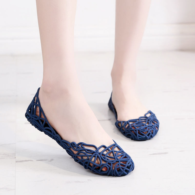 女人还可以这样穿高跟鞋,显的脚非常小,很是有淑女气质