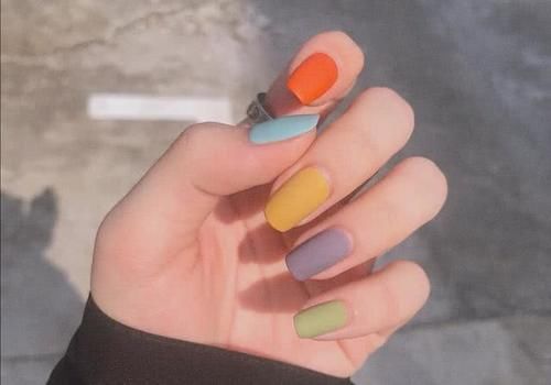  『早已』亮片美甲早已过时，来看看磨砂美甲的多种玩法，猫眼是独特的一种