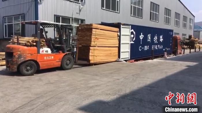 「限公司」哈铁开行首趟中小微企业铁海快线班列