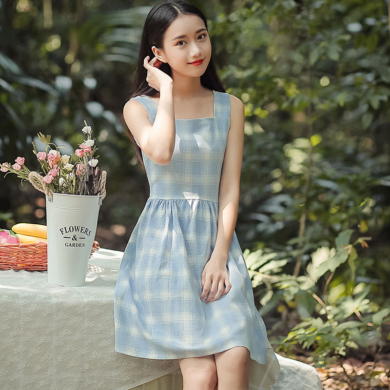 不用过分的装饰也能时尚，一条修身连衣裙，尽显温文尔雅的女人味