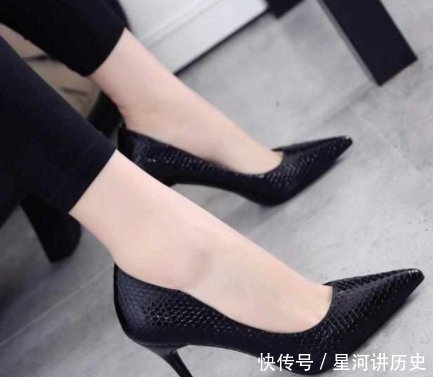 『工作』尖尖的高跟鞋穿上优雅的女性气质, 展现出工作场所的直率和干练气质
