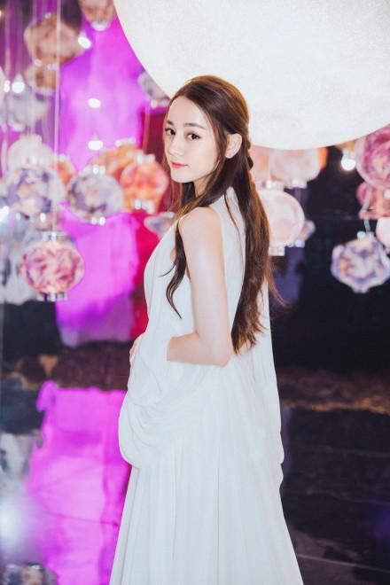 看了baby的小白裙，再看看热巴，才知道身材和气质哪个更重要!