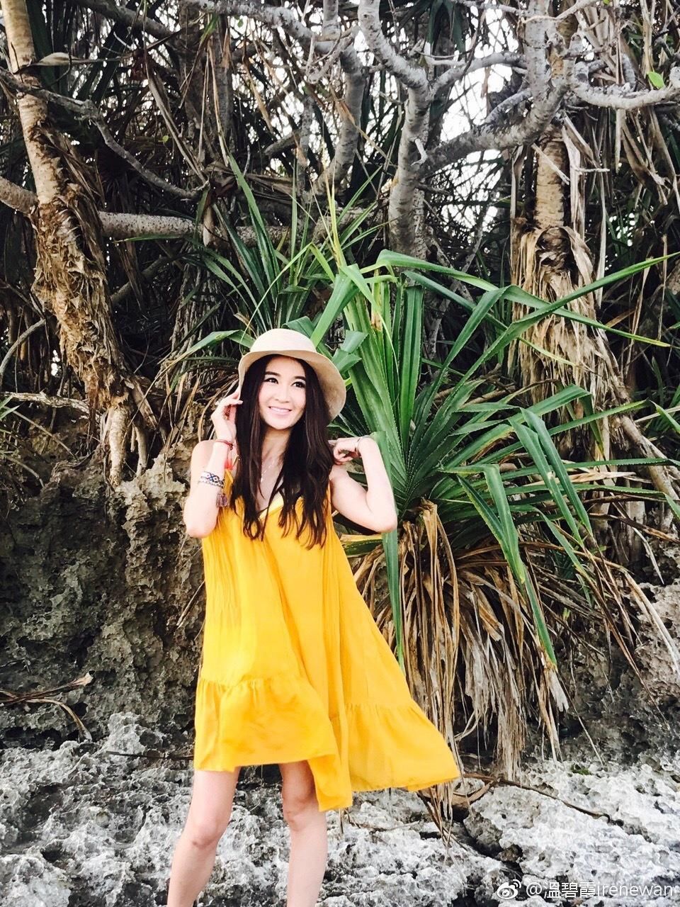 温碧霞上衣短到堪比泳衣，52岁硬是穿回25岁，网友:滑下来可咋办