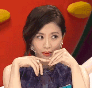 贾静雯的颈部真滑嫩，360度都看不出她43岁了!