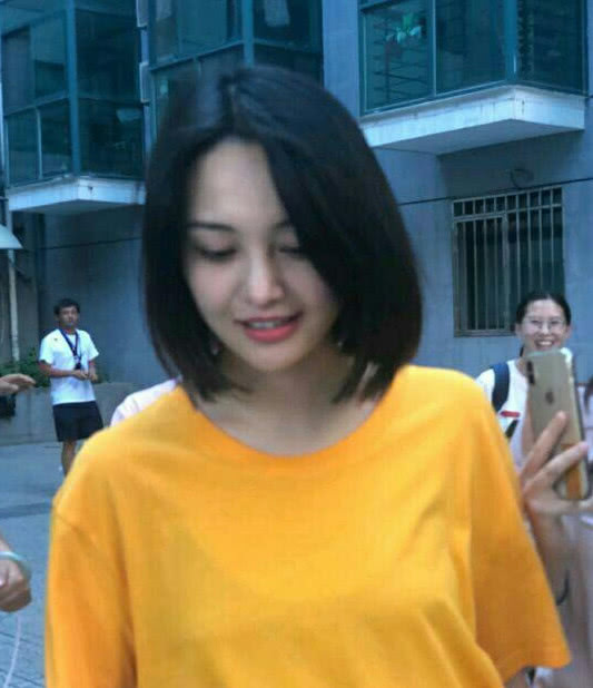 被传恋情后郑爽又顶着素颜出来了，这一次终于不再“邋遢”了！