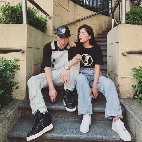  『牛仔裤』Jony j穿背带裤与妻子甜蜜对视，衣品爆棚不显娘，嘻哈老爸太帅