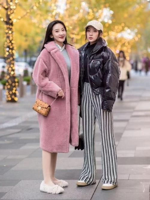  「美女」街拍：清新优雅的美女，一件绿色上衣配白色长裤，时尚气质迷人