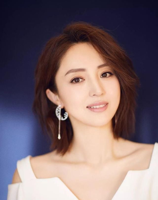  【女生】女生放弃呆板“黑长直”吧!试试4款时髦发型,洋气减龄显脸小