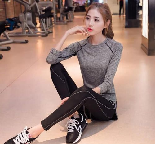 女神们都将普通的打底裤穿搭出极致的美感！