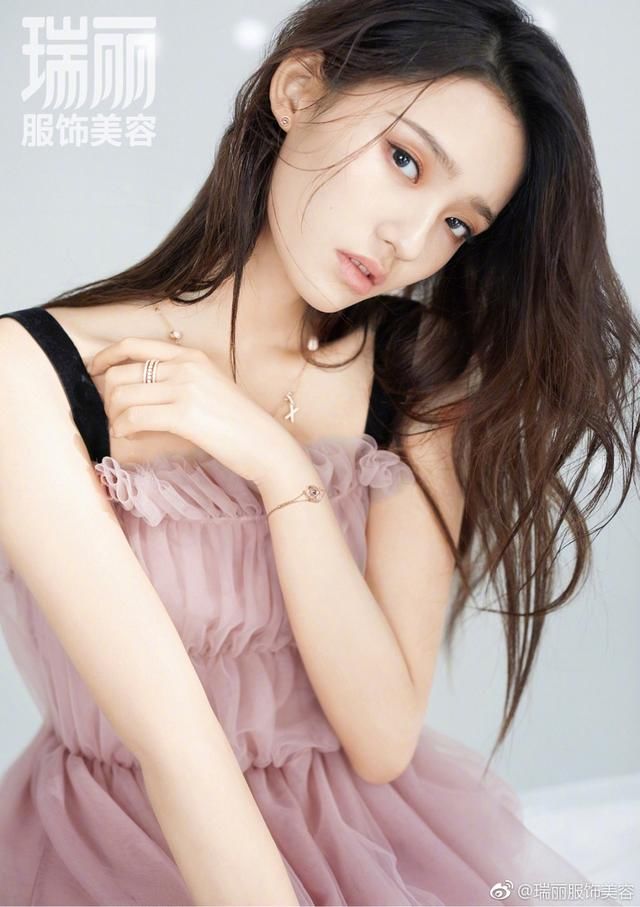 时尚行货社林允穿粉色纱裙仙气满满，秀香肩眼神忧郁惹人怜爱