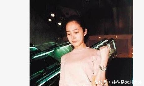 『朱丽倩』刘德华妻子53岁了,不爱打扮不去整容,素颜的样子仍显真实美