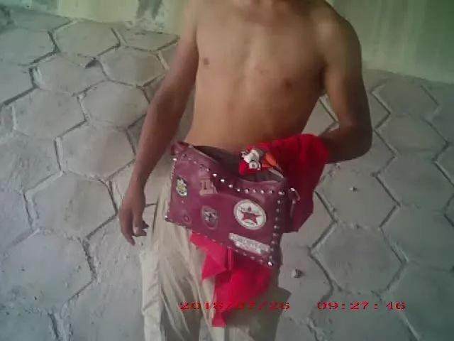 23岁男子上衣撕破被抢7万多报警, 知道真相后警察都愣了, 网友: