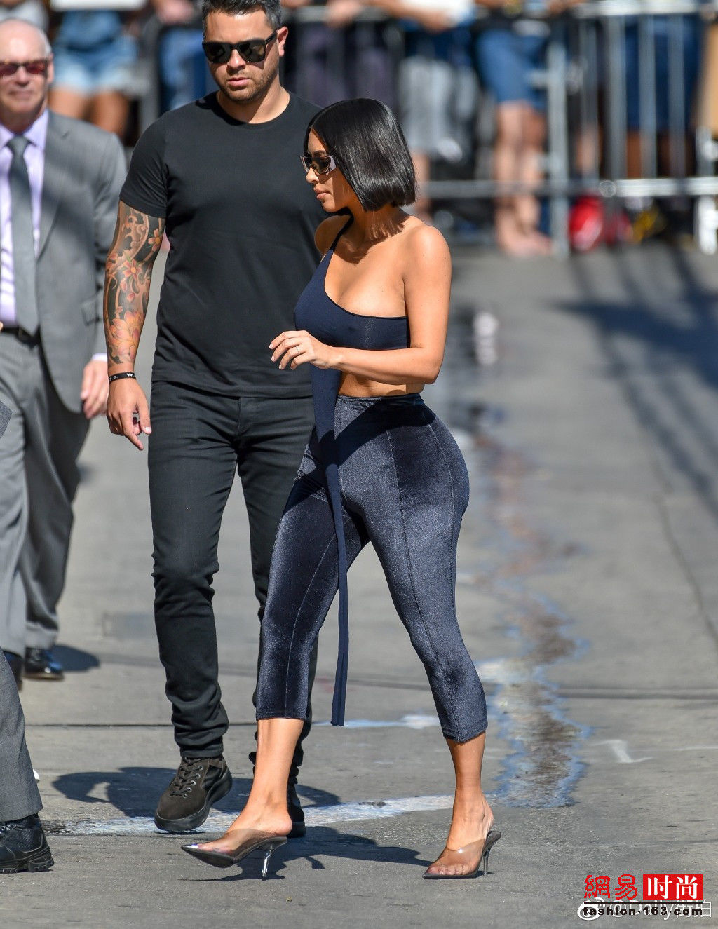 金-卡戴珊穿紧身裤 细腰巨臀比例吓人