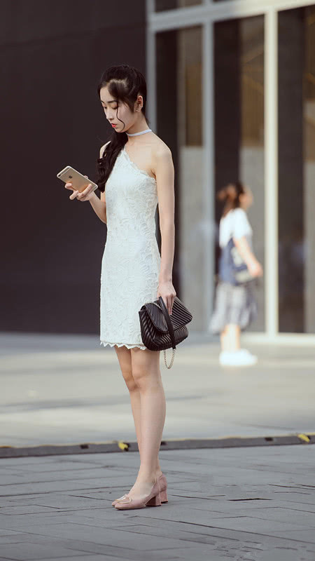 街拍:身材高挑回头率高的小姐姐,外表上时尚感十足很有看头!