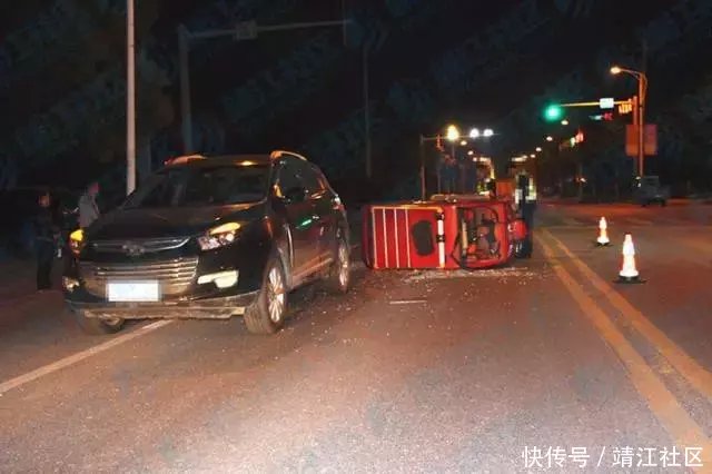 靖江城北一四轮电动车被撞侧翻,乘客受伤送医