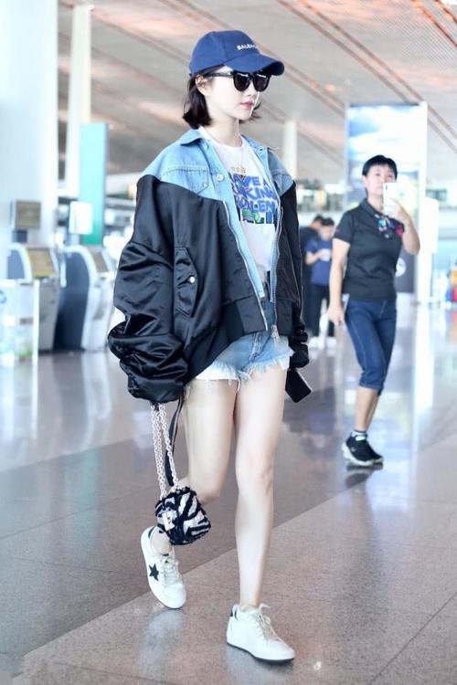 景甜穿拼接外套现身机场，她这身穿搭有个性又时髦，好看吗？