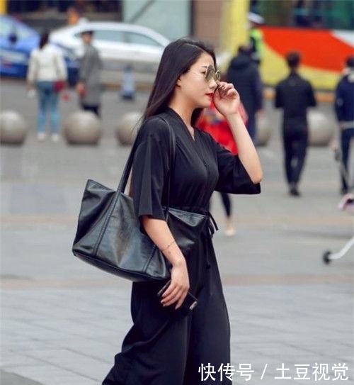 『小姐姐』街拍:身穿白色无袖百褶裙,小姐姐千姿百媚,温婉可人