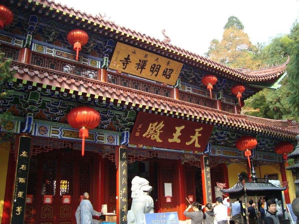  [时常]世界最高的寺庙，横跨2572米的山峰上，时常受到佛光“照拂”