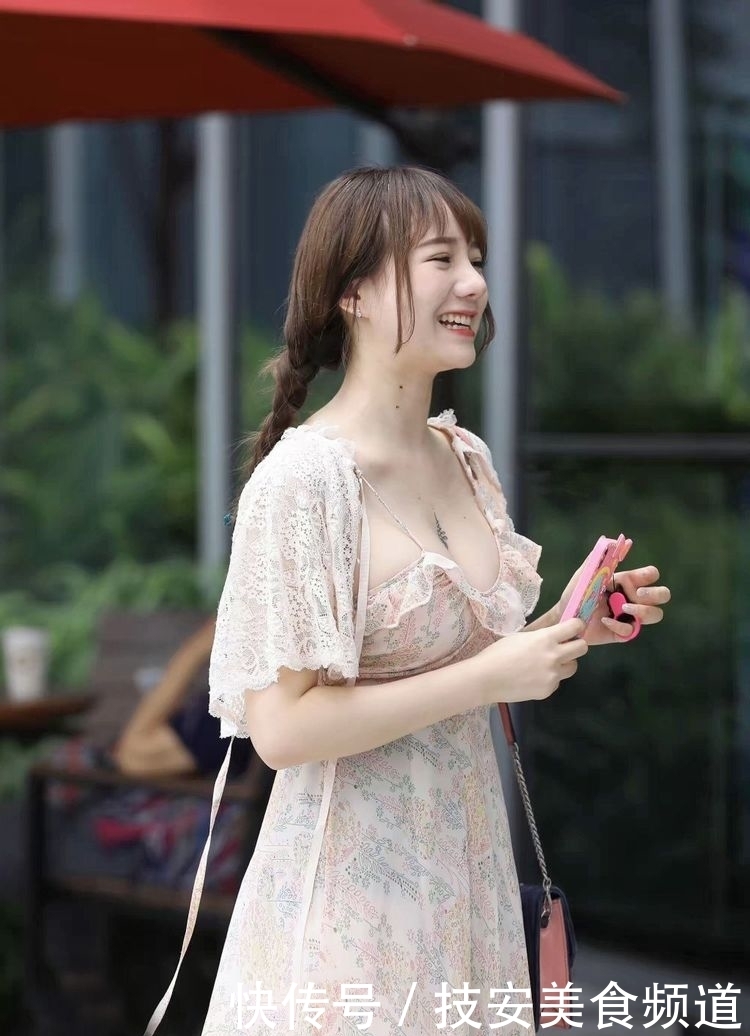  [精致]美女身材姣好，面容精致，这样的小姐姐好可爱