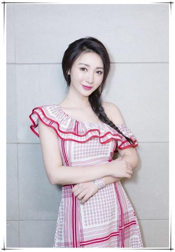 柳岩穿衣终于不暴露了，一袭斜肩长裙优雅到你不敢认!