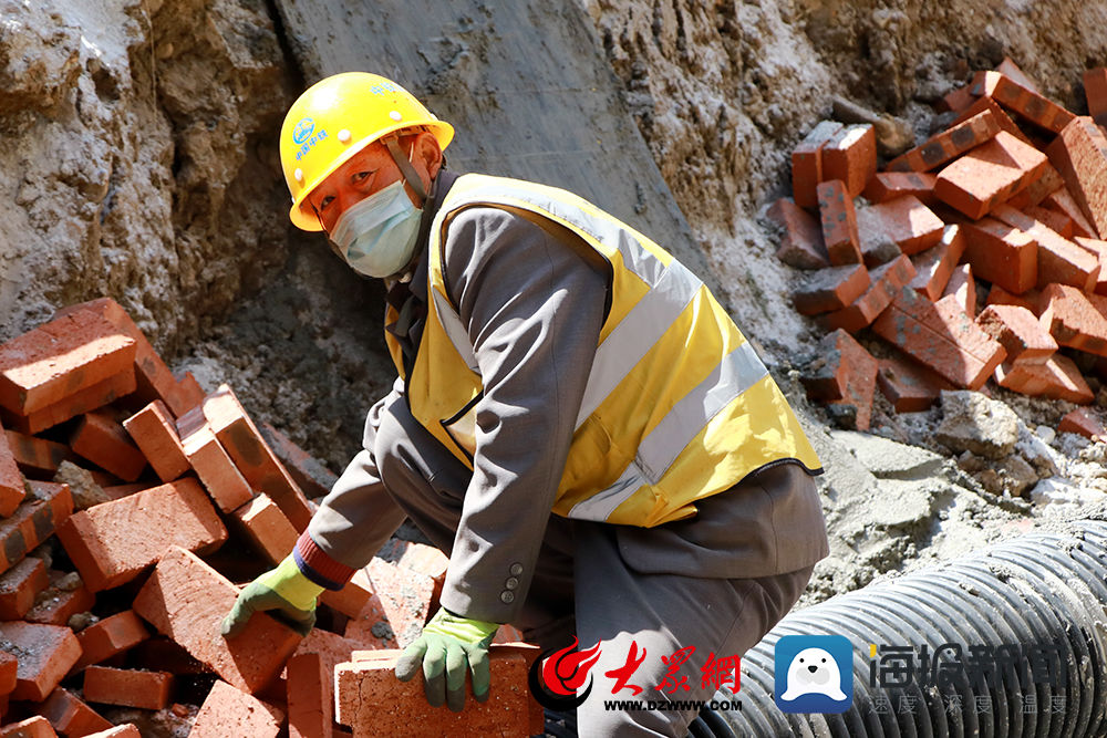  建筑工人@致敬劳动|潍莱铁路莱西北站建设者：231人同时作业 年底正式开通