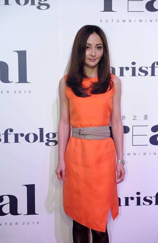 姚笛为了抢镜秀性感,穿黑色丝袜亮相,网友:下半身真是辣眼睛!