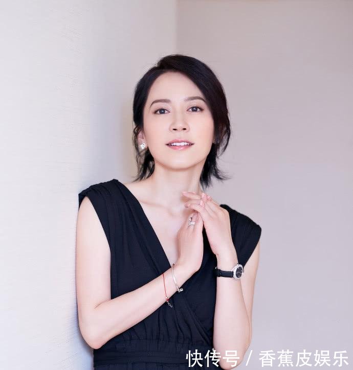 47岁俞飞鸿穿亮片薄纱裙优雅动人, 大秀东方美, 年龄就成了个摆设