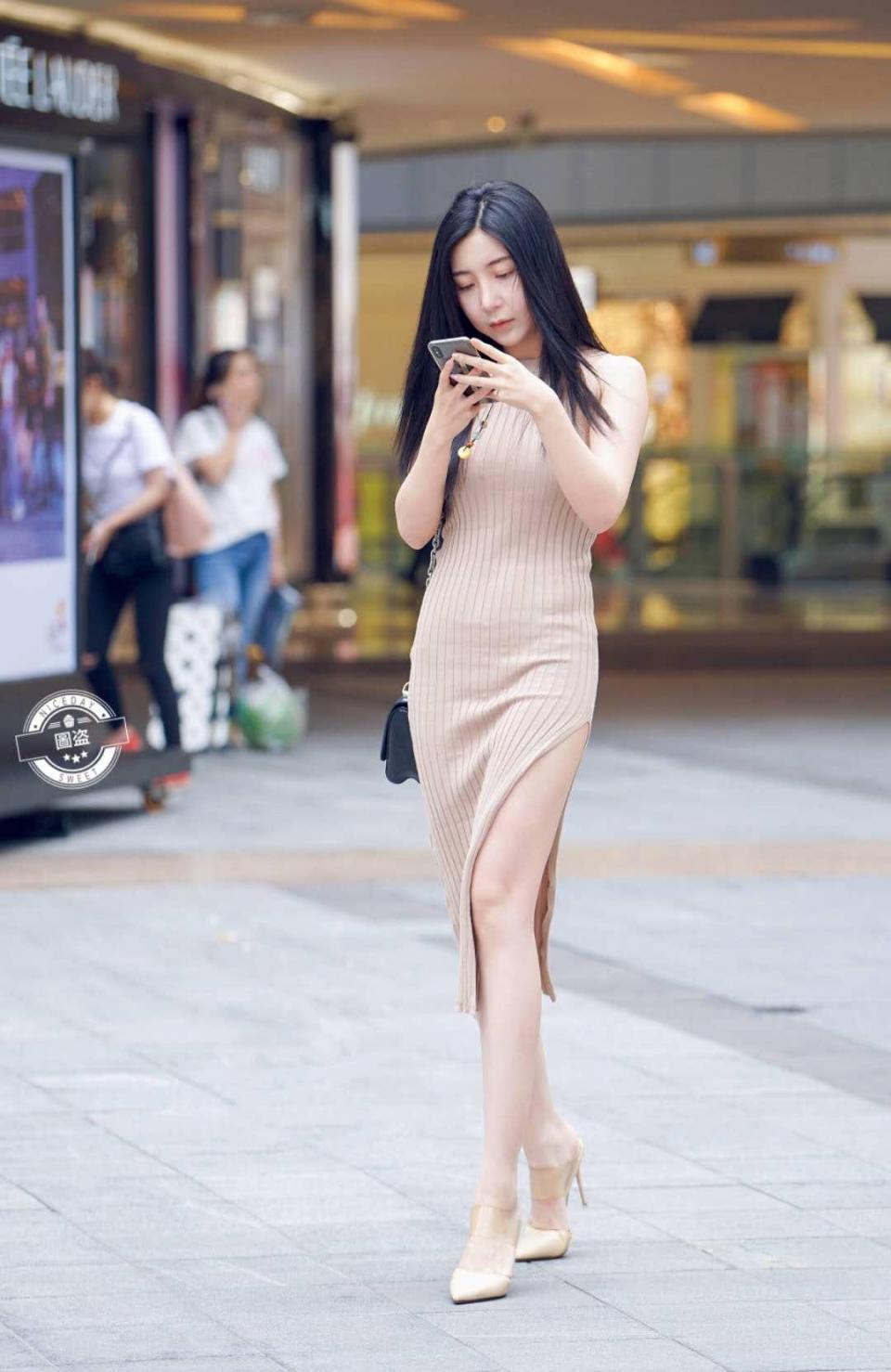 街拍：小姐姐的穿搭看似不经意，其实处处是心机