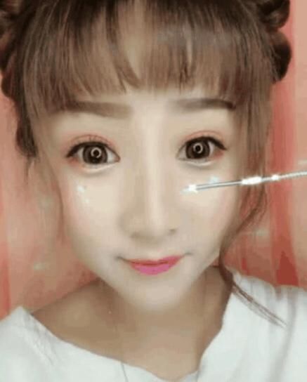 女孩直播卸妆，途中竟把鼻子戳穿，吓坏众人！