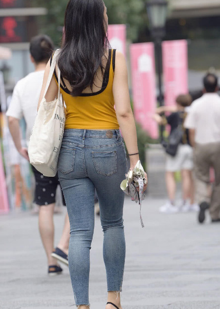 30岁小阿姨素颜出镜略带疲惫感，穿紧身裤丰腴的背影太有冲击力了