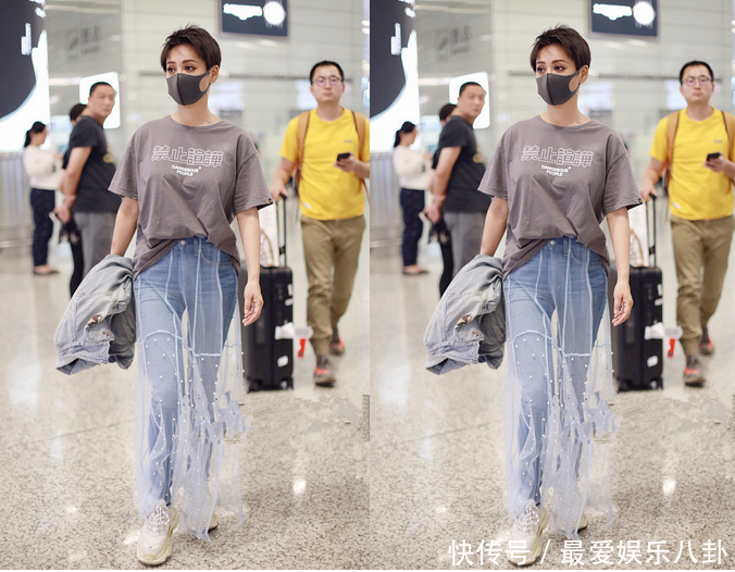 46岁宁静走猫步！穿牛仔裤套纱裙超时髦，网友：“禁止喧哗”亮瞎