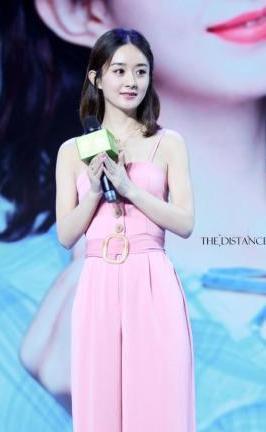 赵丽颖杨幂同穿夏天甜粉色，成果热巴一呈现，人世水蜜桃果然惊艳