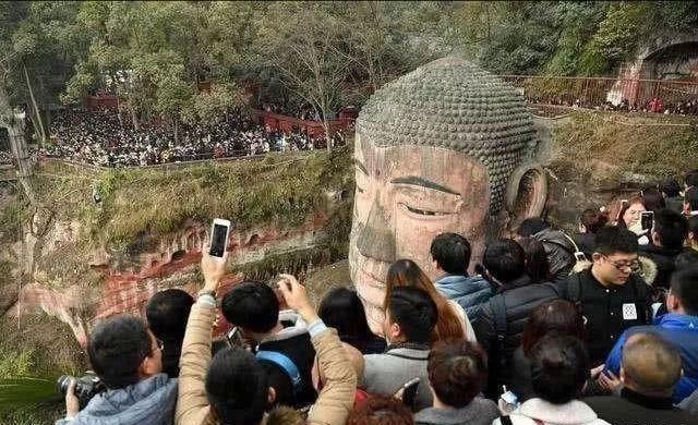 历经1300年的乐山大佛离奇破肚，网友：被人众给气的！