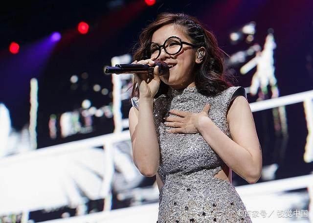 皮裤已成过去式，邓紫棋牛仔短裤青春靓丽，穿出1米7既视感