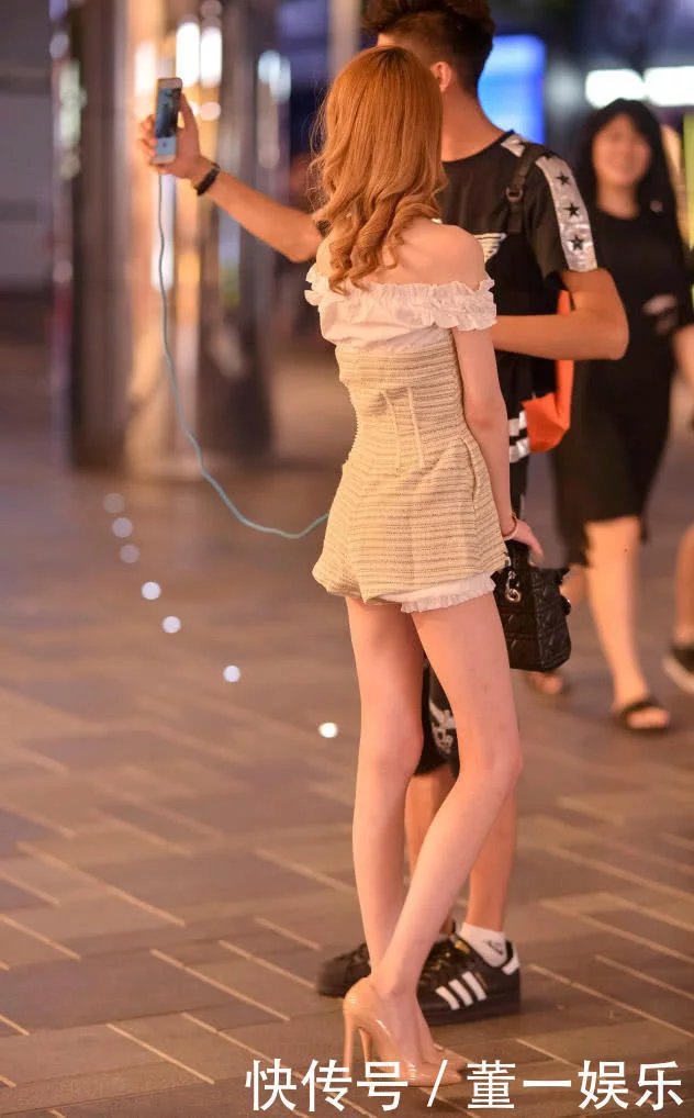 玲珑有致的身材，甜美可人，惹人怜爱,怪不得小伙非要一张这样的