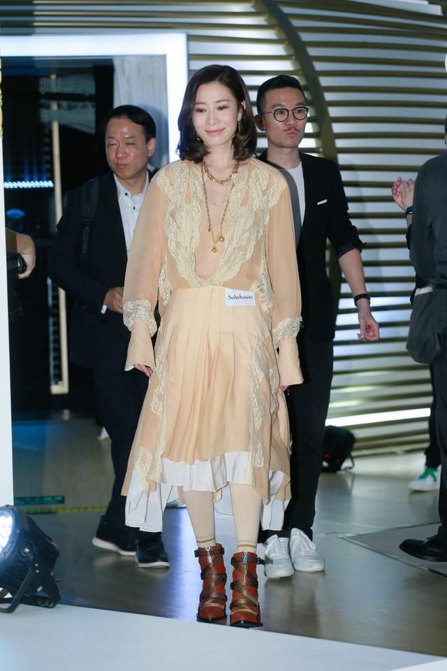 56岁关之琳和43岁佘诗曼同框亮相！相差13岁，差距一眼就看出来了