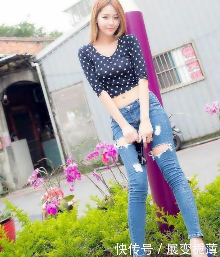 『气质』美女肤色超级得好,一款十分个性的露肩裙子很别具特色