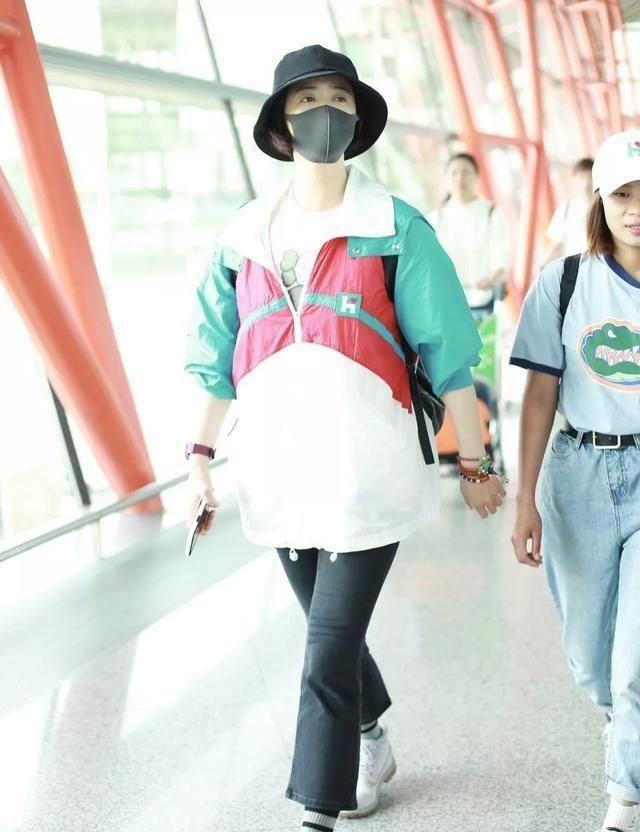  【喇叭裤】“牛仔外套”不吃香了，今年流行穿“校服”，减龄洋气