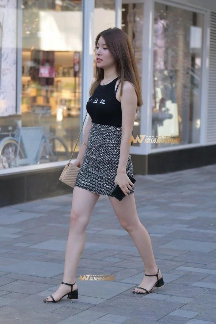 街拍:将T恤一角随意插进腰部，拥有大长腿就是这么简单