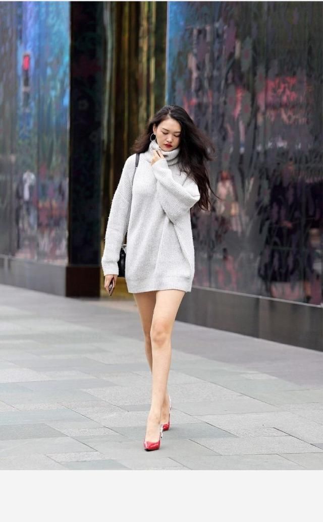 红色:街拍姑娘穿衣服秀美腿,搭配红色高跟鞋很显眼