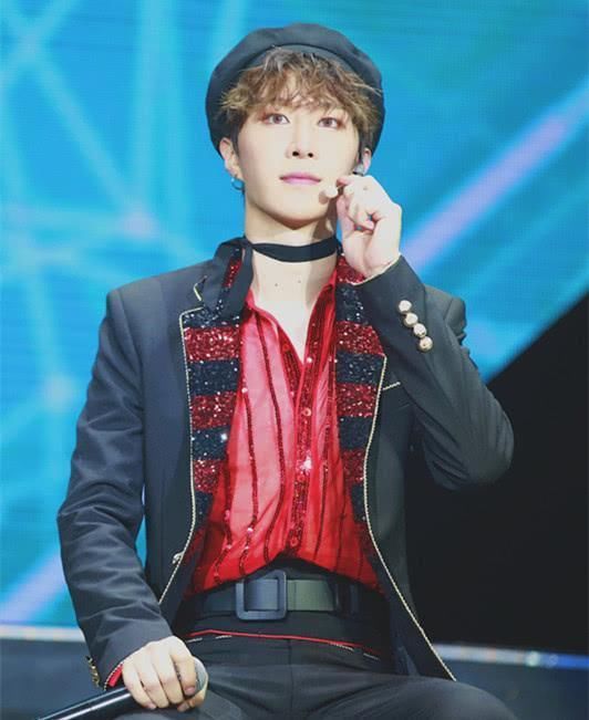 范丞丞亮相活动,化浓妆,涂口红,时尚感和其他男生不同!