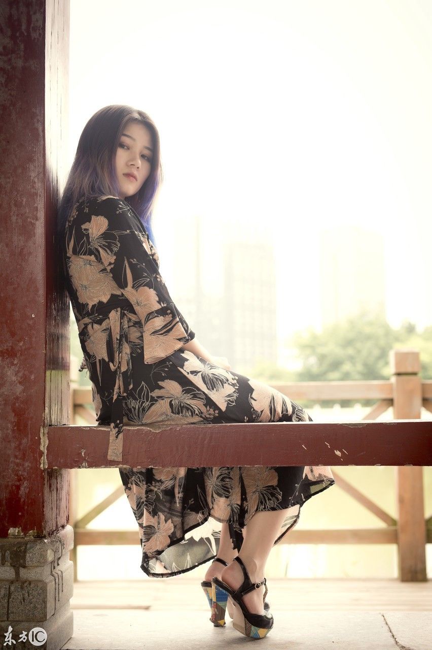 酷酷的小美女，笑起来真好看