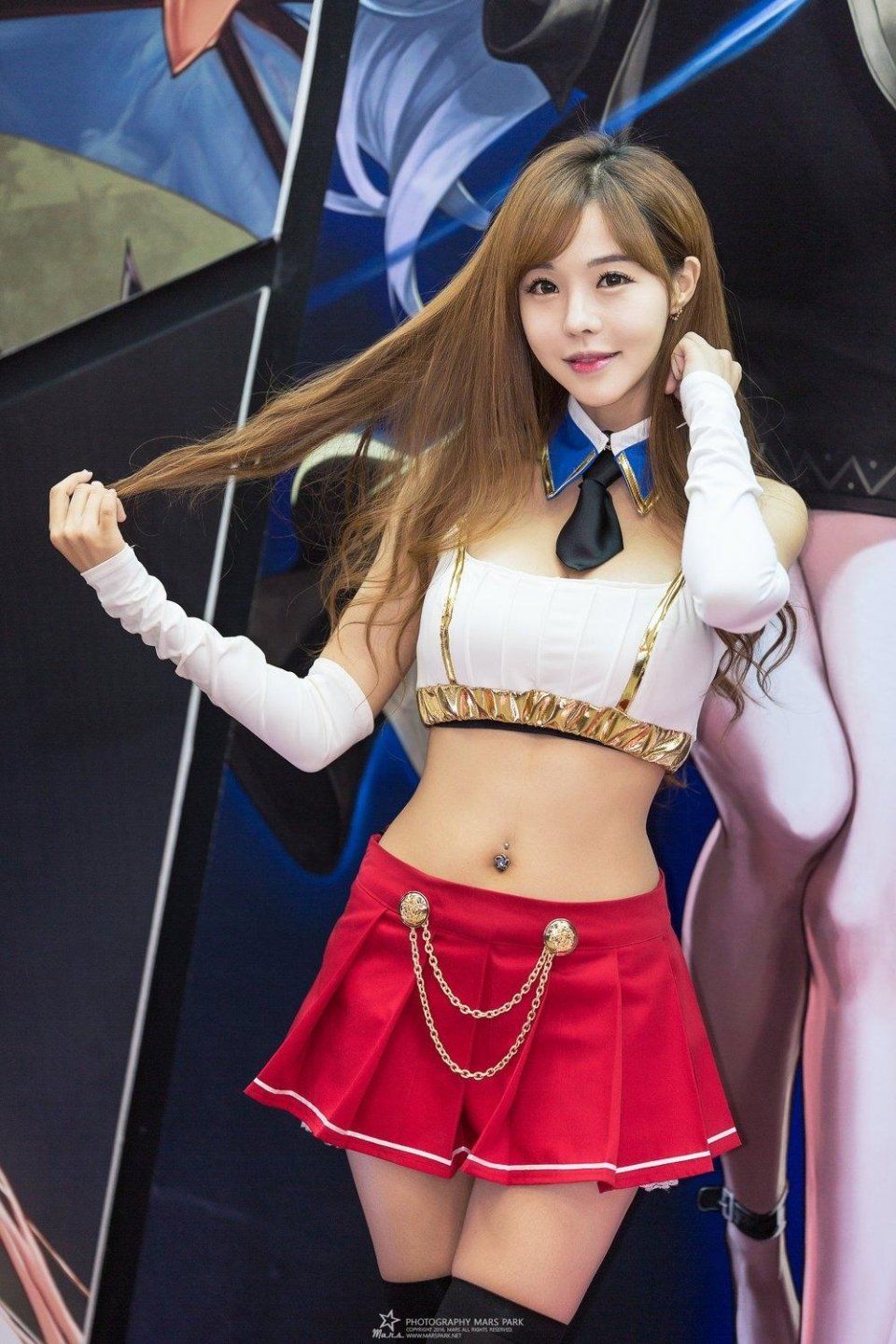 韩国美女徐珍儿穿短裙拍写真，笑容甜美身材丰满又迷人！