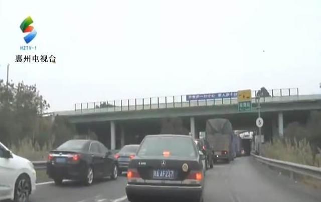  综合：ETC:高速公路综合收费，升级第一天车辆积压事故多发