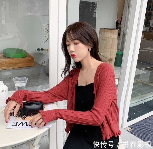 「红色」2020打底吊带裙不会搭怎么办?加一件红色针织小衫,更时尚不挑人