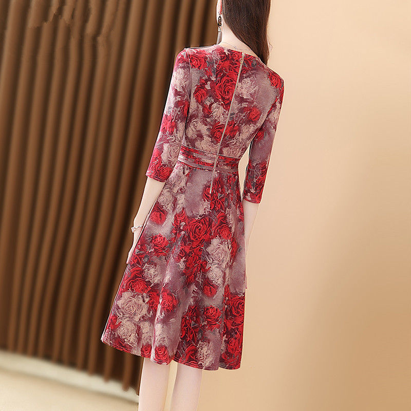 47岁的小姨真会打扮，穿上这样的大牌连衣裙，一点不像中年人